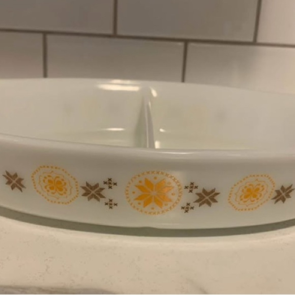Vintage Pyrex Serving Dish Snowflake Pattern - Picture 2 of 3